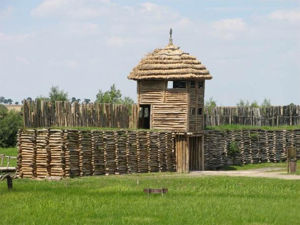 A reconstruction of the Biskupin fortified settlement where Polish metal work first got started. (I, Ludek / CC BY-SA 3.0)