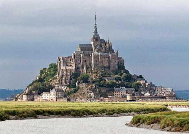 Early in his ultimate rise to the throne Henry I used Mont Saint-Michel in Normandy, France as his base of operations. (Diliff / Public domain)