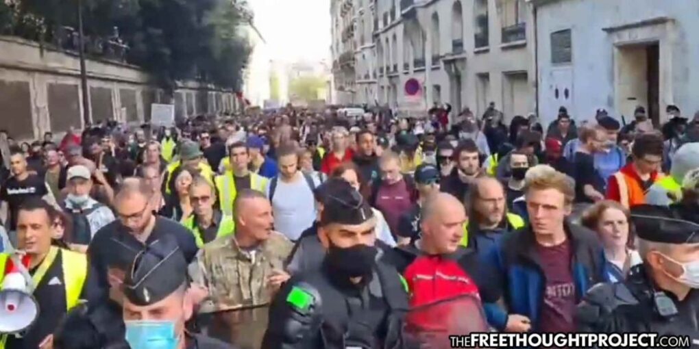 french police lay down shields join 100,000 protesters marching against vaccine passport
