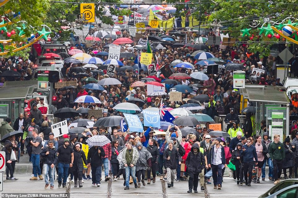 The huge crowd was in the thousands - estimated as much as 20,000 by rogue MP Craig Kelly, who gave a dramatic speech