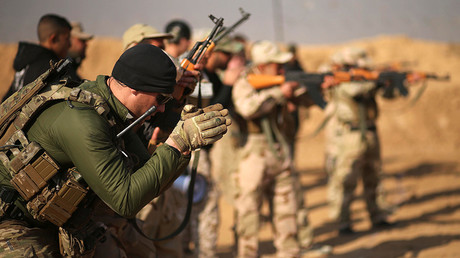 FILE PHOTO Members of the U.S. Army Special Forces provide training for Iraqi fighters from Hashid Shaabi at Makhmur camp in Iraq © Mohammed Salem / Reuters