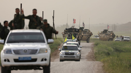 Kurdish fighters from the People's Protection Units (YPG) head a convoy of U.S military vehicles in the town of Darbasiya next to the Turkish border, Syria April 28, 2017. © Reuters