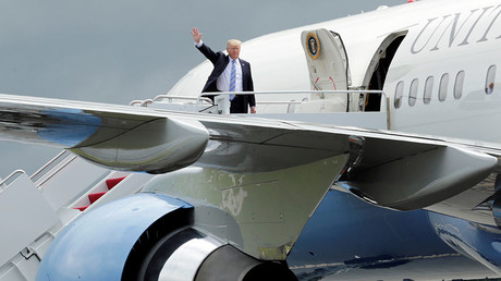 FILE PHOTO US President Donald Trump salutes as he boards Air Force One © Yuri Gripas