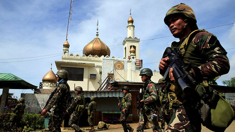 Government troops walk past a mosque before their assault with insurgents from the so-called Maute group, who have taken over large parts of Marawi City, southern Philippines May 25, 2017. REUTERS © Romeo Ranoco