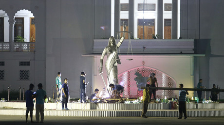 Bangladeshi workers remove the Lady Justice statue from the Supreme Court in Dhaka, Bangladesh, May 26, 2017 © Suvra Kanti Das / Global Look Press
