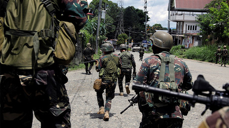 Government soldiers advance their position in Marawi City, Philippines May 28, 2017. © Erik De Castro