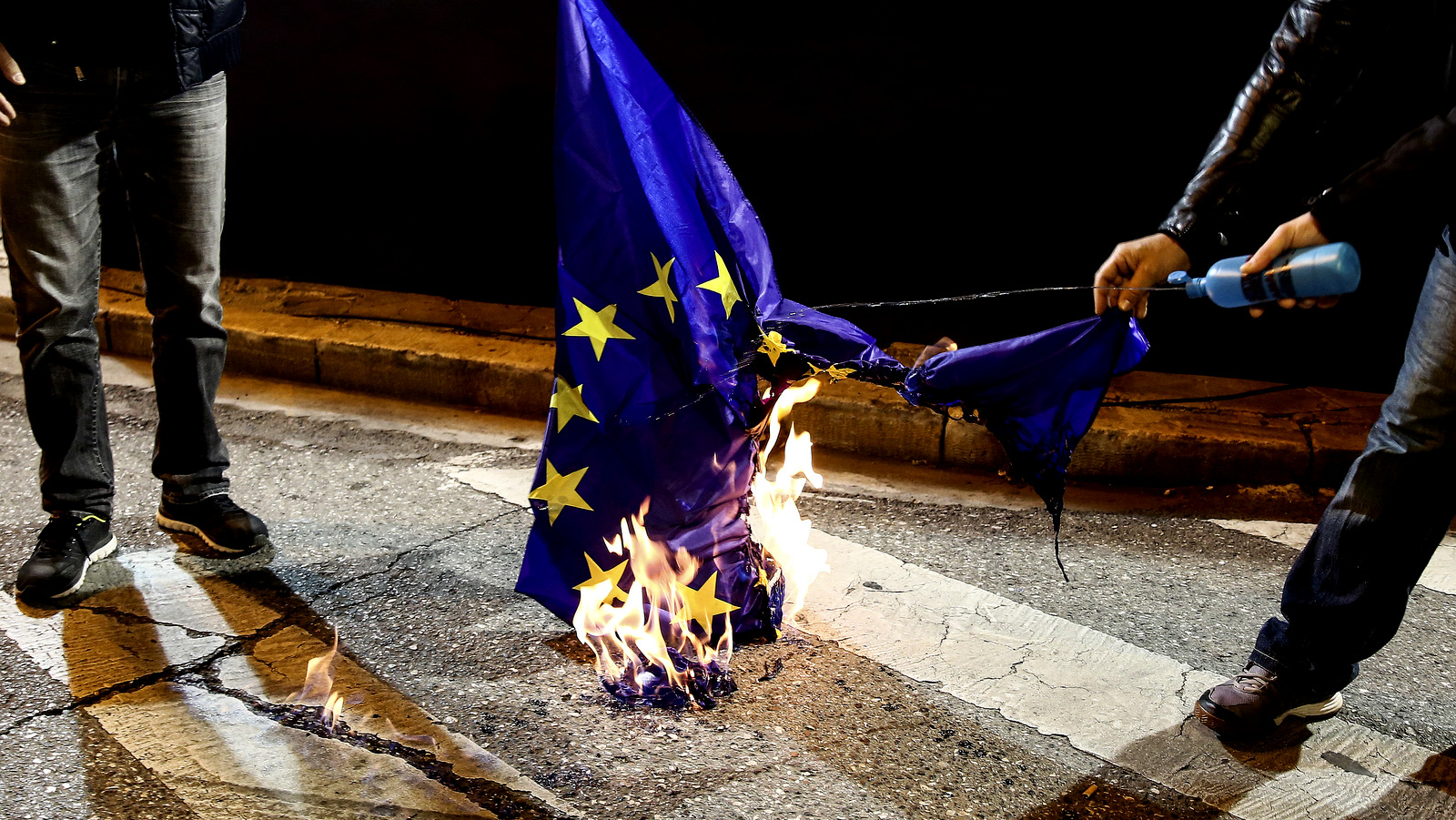 Supporters of the communist-affiliated union PAME burn a EU flag during an anti-austerity rally in Athens, Wednesday, Mar. 1, 2017. (AP/Yorgos Karahalis)
