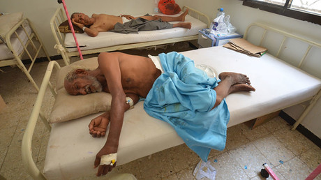 People infected with cholera lie on beds at a hospital in the Red Sea port city of Hodeidah, Yemen May 14, 2017. © Abduljabbar Zeyad