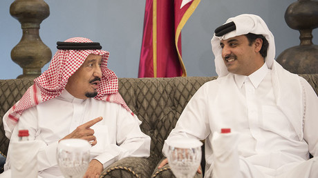 Saudi King Salman (L) chatting with Emir of Qatar Sheikh Tamim bin Hamad al-Thani. © AFP