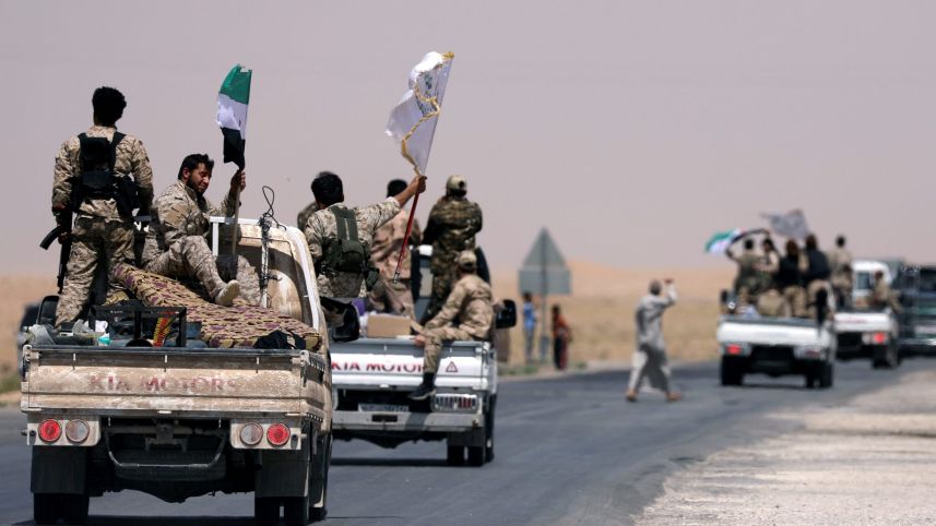 U.S. backed Syrian rebels  on their way to Raqqa, Syria, June 6, 2017.  Photo: Rodi Said/Reuters) 