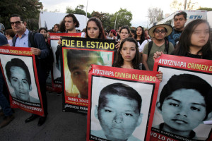 Protesting for the return of the 43 students kidnapped in 2014. EPA/Ulises Ruiz Basurto 