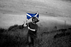 Scotland_flag_child_UK_CC BY-SA