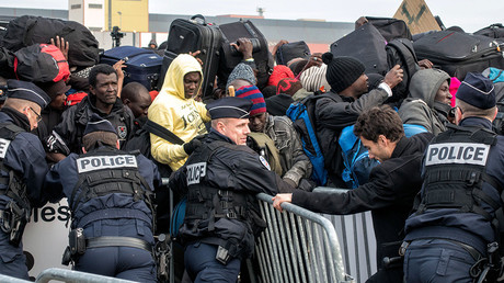 Several hundred people are waiting for their registration and the distribution for buses near the 'Jungle' camp near Calais © Arnulf Stoffel / Global Look Press