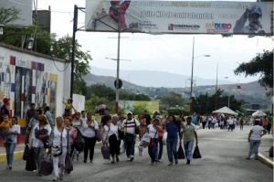Venezuelans cross over to Colombia to purchase food and other basic goods (El Heraldo).