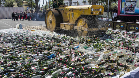 Indonesian authorities destroy thousands of bottles of alcohol ahead of the holy month of Ramadan at a police station in Surabaya, eastern Java island, on May 24, 2017. © Juni Kriswanto