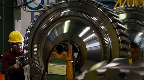 An employee of Siemens AG works on the a gas turbine in Berlin © Tobias Schwarz
