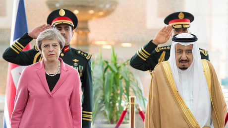 Saudi Arabia's King Salman bin Abdulaziz Al Saud stands next to British Prime Minister Theresa May during a reception ceremony in Riyadh, Saudi Arabia, April 5, 2017. © Bandar Algaloud / Courtesy of Saudi Royal Court