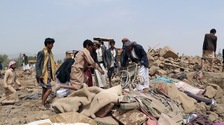 People hold a wheelchair recovered from under the wreckage of a house at the site of a Saudi-led air strike on an outskirt of the northwestern city of Saada, Yemen August 4, 2017 © Naif Rahma