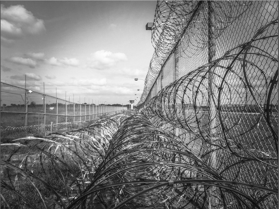 Prison fence (photo: Pixabay)