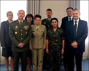 Nisreen Abdullah (2nd from right), top commander of the Kurdish Women’s Protection Units (YPJ) received by staff members from the Czech Defense Ministry, Sep 7, 2015. Photo: YPJ twitter 