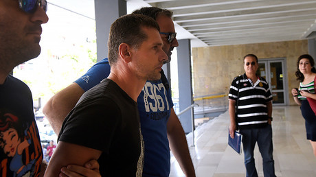 Alexander Vinnik, a 38 year old Russian man (2nd L) suspected of running a money laundering operation, is escorted by plain-clothes police officers to a court in Thessaloniki, Greece July 26, 2017. © Alexandros Avramidis