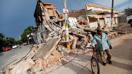 A man stands with a bicycle near a building destroyed by an earthquake that struck off the southern coast of Mexico late on Thursday, in Juchitan, Mexico, September 8, 2017 © Edgard Garrido