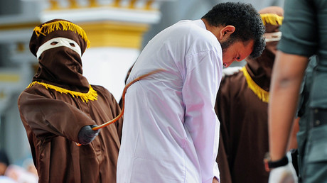 An Indonesian man (C), one of two to be publicly caned for having sex, is caned in Banda Aceh on May 23, 2017 © Chaideer Mahyuddin