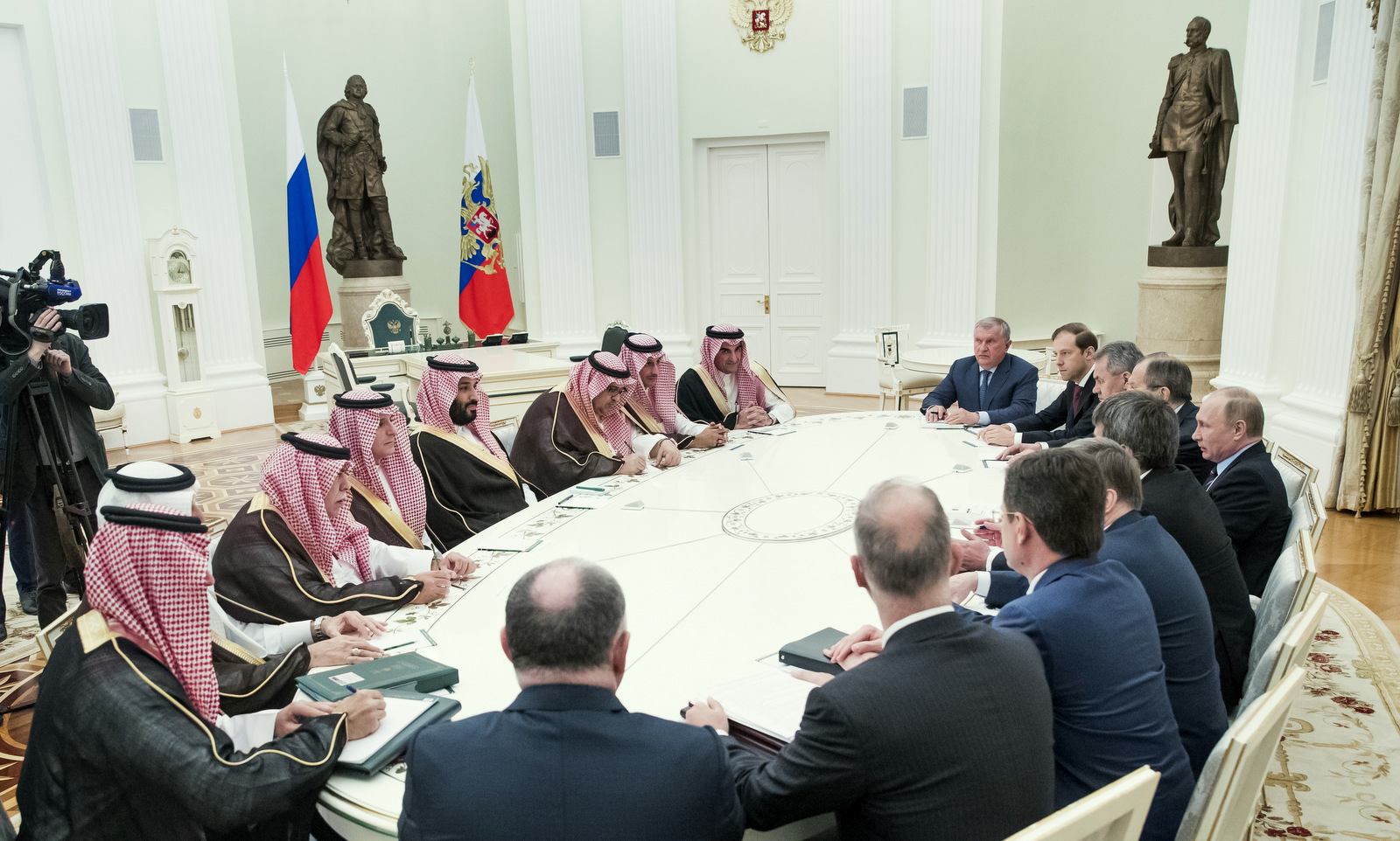 Russian President Vladimir Putin, right, meets with Saudi Deputy Crown Prince and Defense Minister Mohammed bin Salman, fifth left, in Moscow's Kremlin, Russia, Tuesday, May 30, 2017. (AP/Pavel Golovkin)