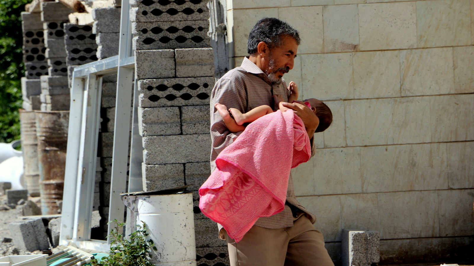 A child who was injured in Saudi Arabia's ongoing assault on Yemen is brought to a hospital by her father, in Taiz, Yemen, Sunday, Oct. 25, 2015. The U.N. says at least 2,577 civilians were killed since the Saudi-led air campaign began in March, while 5,078 have been injured. (AP Photo/Abdulnasser Alseddik)
