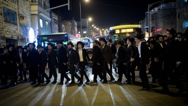 Ultra-Orthodox Jewish protesters demonstrating against he jailing of Jewish seminary student who failed to comply with an army recruitment order, block a road in Jerusalem, February 7, 2017. (Yonatan Sindel/Flash90) 