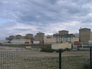 Centrale nucléaire de Gravelines avec ses 6 réacteurs dans leurs enceintes de confinement en béton. Photo courtesy Douchet Quentin, GNU 1.2