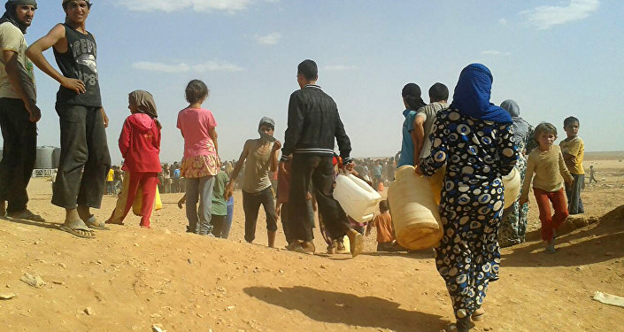 Syrian refugees gather for water at the Rukban refugee camp in Jordan's northeast border with Syria (File)