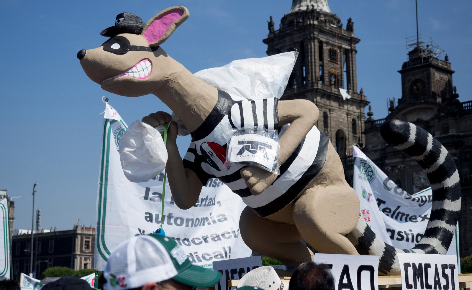 Trade unionists carry a thieving lemur to represent the exit of capital from Mexico after the country’s telecommunications services were privatized, Mexico City, May 1, 2018. (Photo: José Luis Granados Ceja)