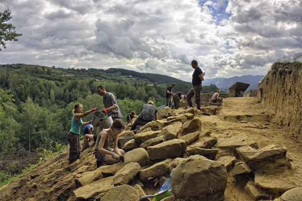 Archaeologists working on “Zyndram’s Mountain” at Maszkowice, Poland (CC by SA 4.0 / JJMaszko)
