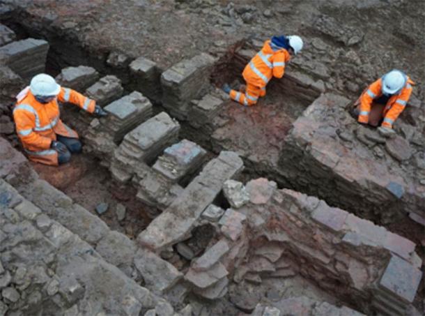 The large tile kiln being excavated. (Oxford Archaeology East)