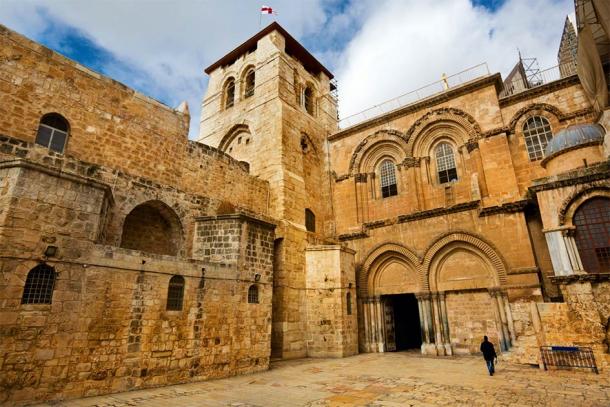 Main entrance of the Church of the Holy Sepulchre in Old City of Jerusalem (frag / Adobe Stock)