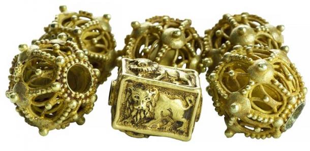 Beautiful ancient golden beads from Pyu period, Myanmar (PK4289 / Adobe Stock)