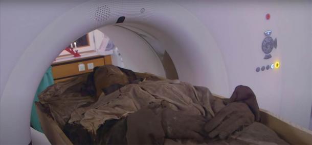 The bishop’s mummified body entering the CT scanning equipment. (Lund University / YouTube screenshot)