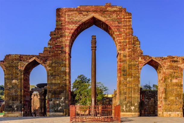 Iron pillar, famous for rust-resistant composition of the metals used in its construction at Qutb complex at Delhi, India (anjali04 / Adobe Stock)
