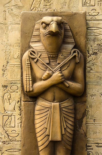 Statue of a pharaoh as an earthlymanifestation of Horus (GreenLaurel / Adobe Stock)