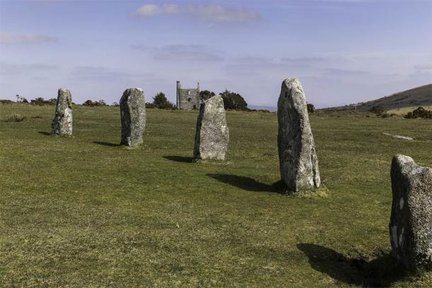 The Hurlers Stone Circle with abandoned tin mine in the background near Minions in Cornwall on Bodmin Moor (rachel / Adobe Stock)