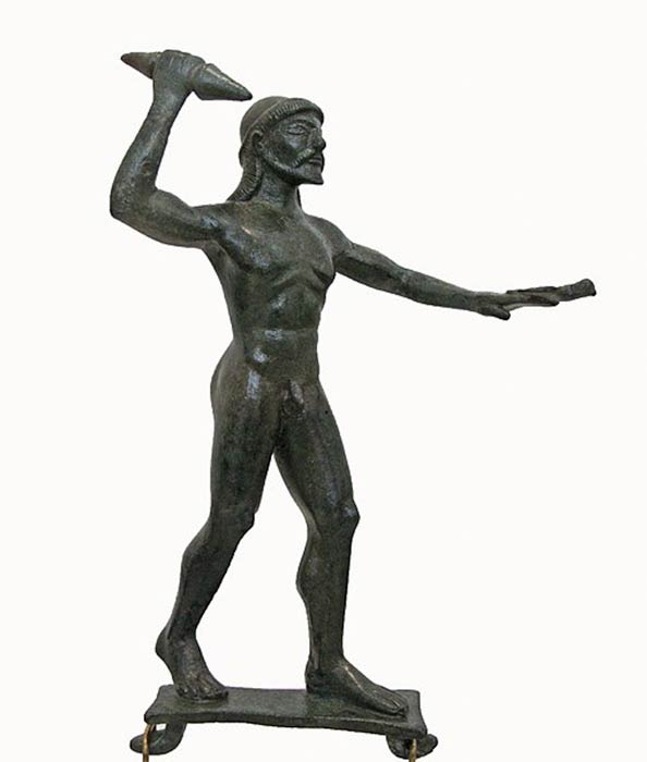 Bronze statuette of Zeus, found at Ambrakia, Aitoloakamania. The god holds the thunder with the right raised hand. An eagle on his extended left hand (490-480 BC). National Archaeological Museum, Athens(CC BY-SA 2.0)