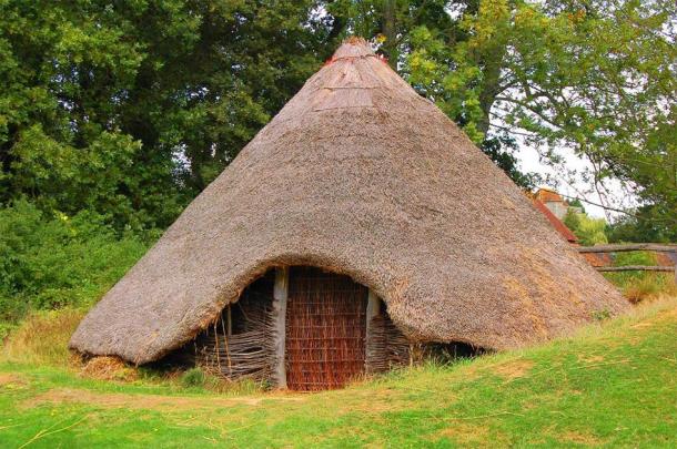 A reconstruction of a British Bronze/Iron Age roundhouse. (Mark_M/CC BY 2.0) Sometimes human remains were interred in the houses of the living.
