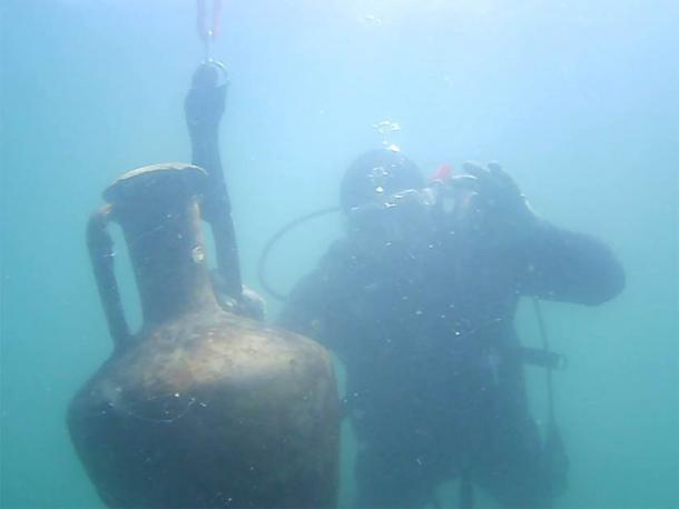 One of the amphorae, in perfect condition, found just off the coast from the fortified Hellenistic center recently found at Cape Chiroza. (Burgas Municipality)
