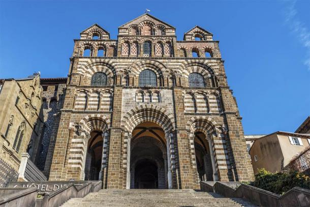 The facade of Le Puy Cathedral in Le Puy-en-Velay, France (sasha64f / Adobe Stock)