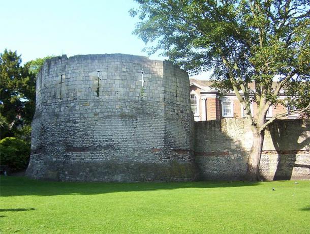 The Roman Fortifications showing wall and Multangular Tower in Museum Gardens York. (CC BY-SA 3.0)