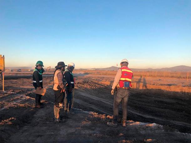 A construction crew overlooking the area where the mammoth traps were found. This area will be part of the new Felipe Ángeles Airport. (INAH)