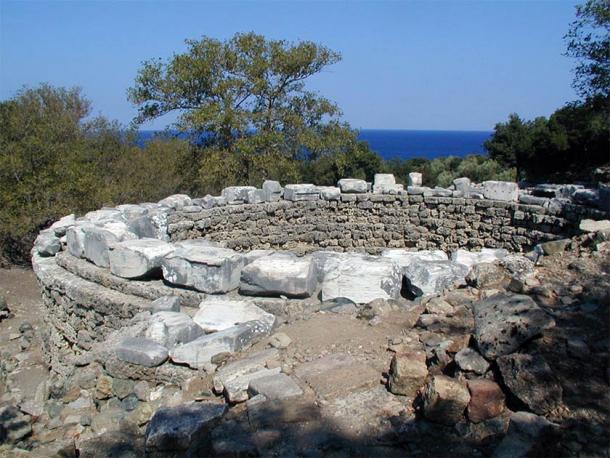 Foundation of the Arsinoé Rotunda and fragment of the dedication (Marsyas / CC BY-SA 3.0)