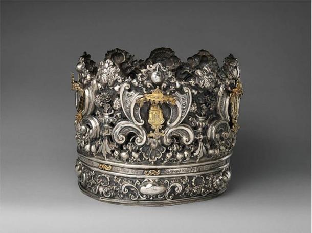 A silver Torah scroll crown, or keter. I believe the focus on the “crown of the Torah” and the “crown of God” during Rosh Hashanah hint at a secret ancient coronation that occurred during this day – that of Akhenaten. (Metropolitan Museum of Art / CC0)