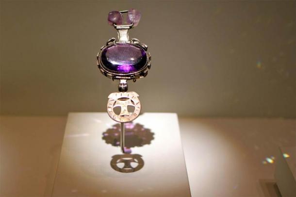 The jewel known as the Delhi purple sapphire, a.k.a. the cursed amethyst. (Sarah-Rose/ CC BY ND 2.0)